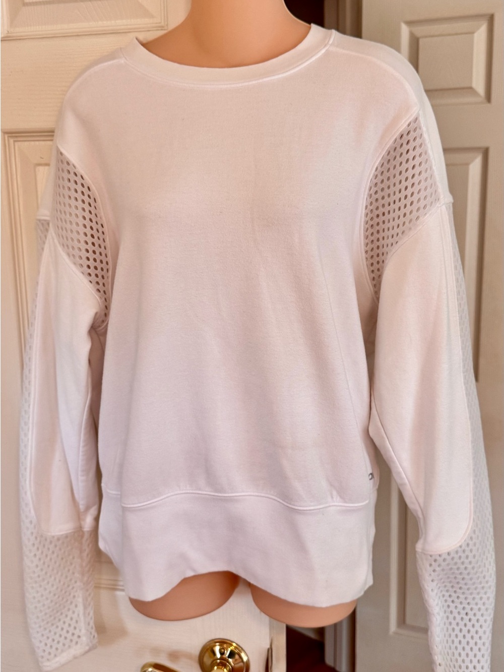 Alo Yoga White Row Long Sleeve Mesh Open Back Sweatshirt Size L - Read Descript